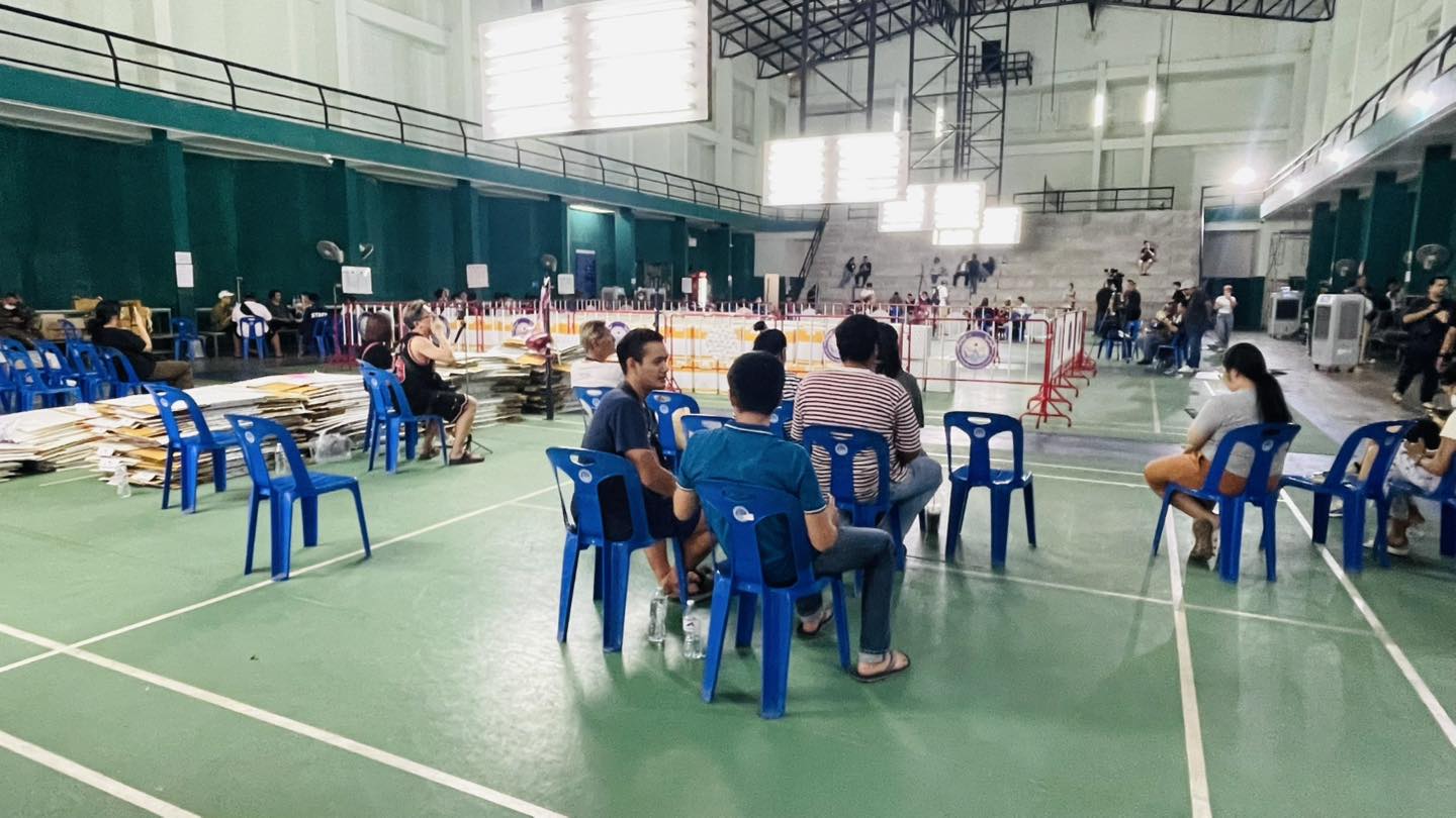 จ.ชลบุรี ประชาชนประมาณ 200 คน นั่งเฝ้าหีบเลือกตั้ง หลังมีการร้องขอให้นับคะแนนผลการเลือกตั้ง สส.เขต 1 ใหม่